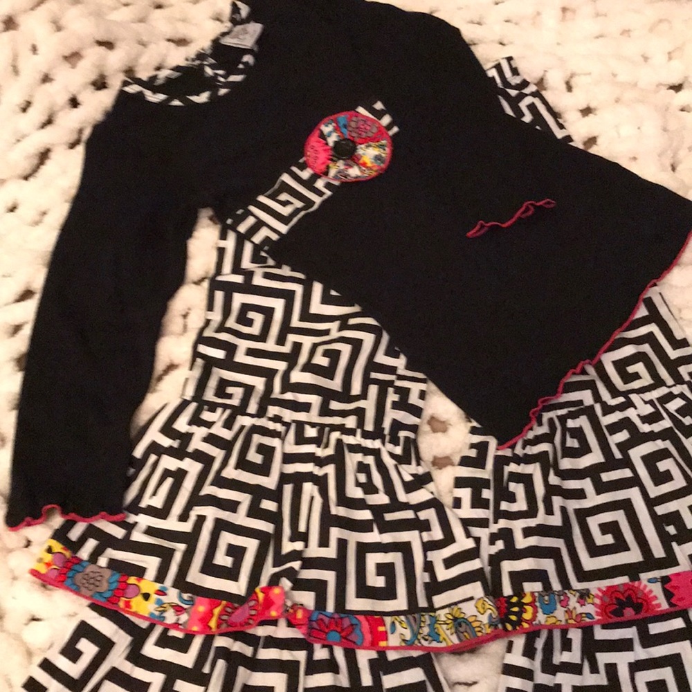 Ann Loren little girls pant set. Size states 7/8.